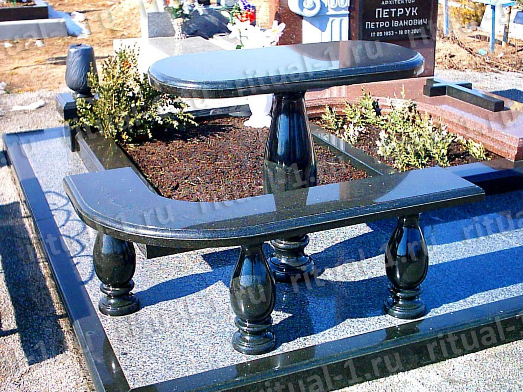 Скамейка и столик гранитный на кладбище