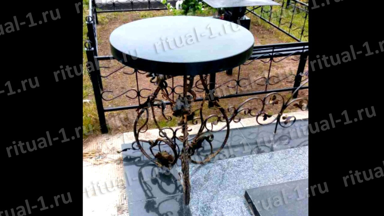 Кованый столик на кладбище