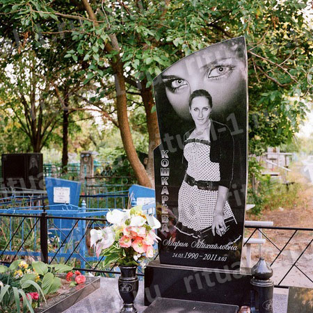 Надгробный монумент на могиле девушки
