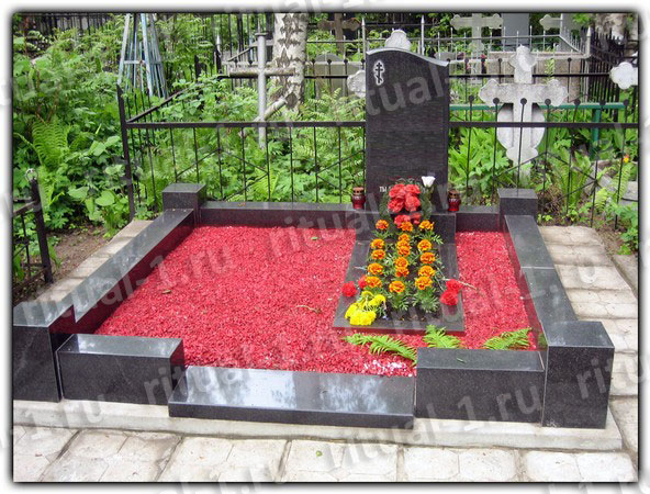 Оформление могилы живыми цветами и растениями в Москве