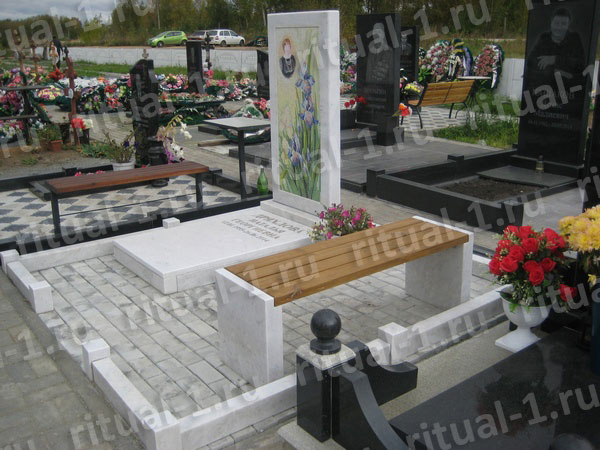Мраморный мемориал с надгробной плитой