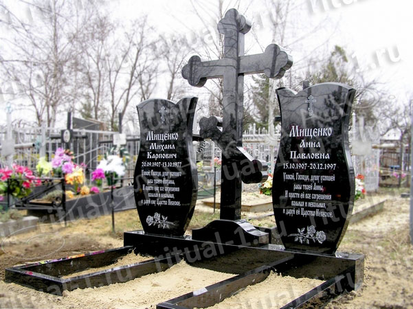 Двойной монумент на семейном захоронении с православным крестом