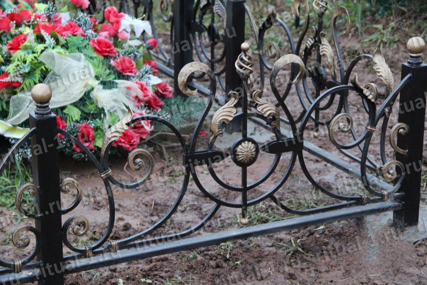Покраска оградки могилы на кладбище